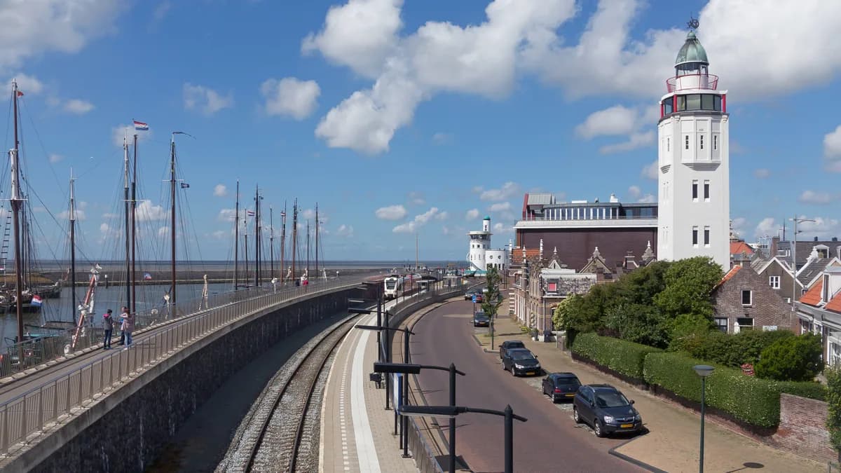 De Vuurtoren van Harlingen aan de Waddenzee